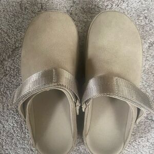 UGG clogs /velcro strap